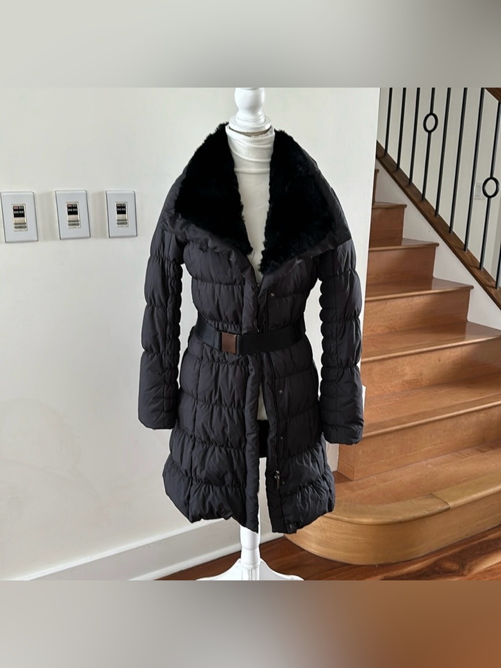 STEVE BY SEARLE BLACK
PUFFER DOWN BELTED COAT
GENUINE OTTER FUR
COLLAR SMALL
